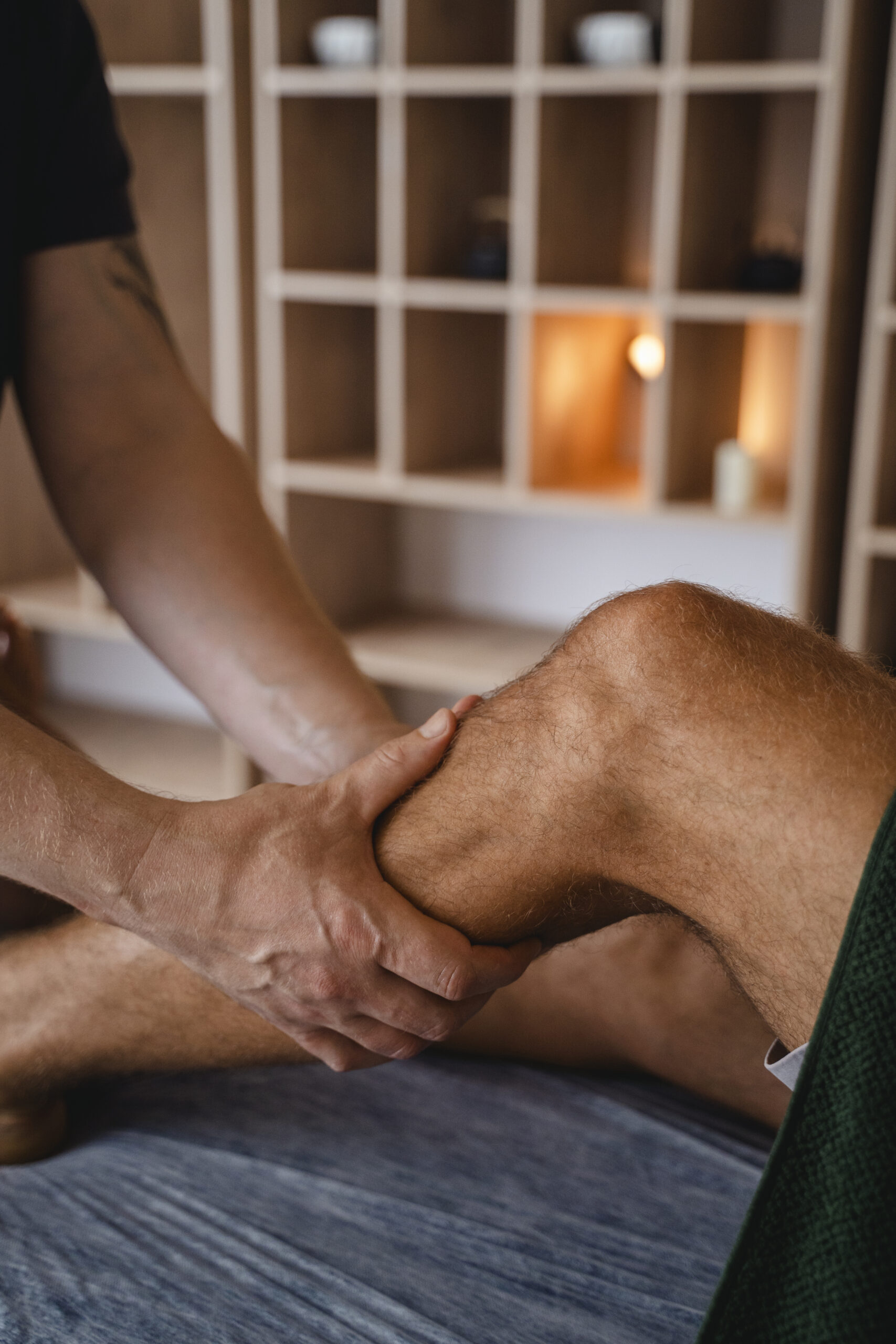 Descarga Muscular side view man getting professional massage